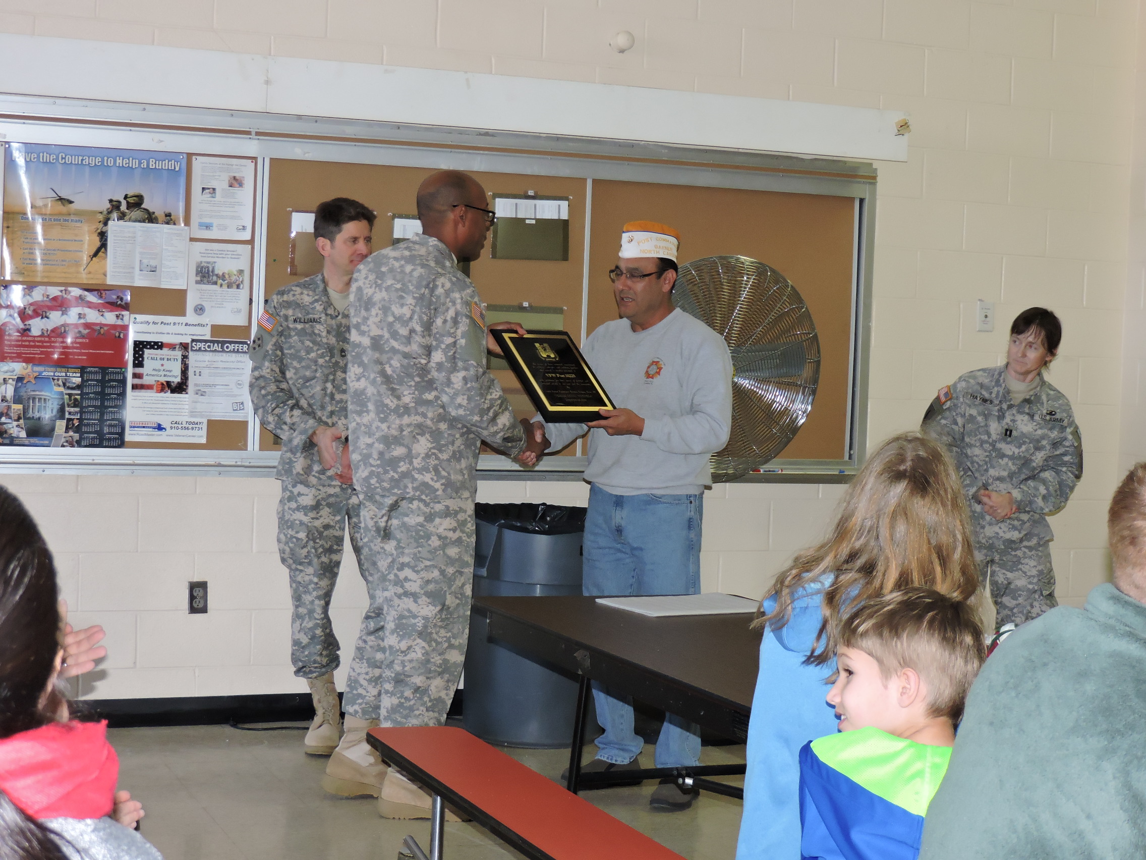 Picture of Cmdr Jesse Mendoza accepting plaque